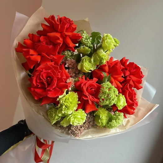 Wow 🌹 Роскошный букет с алой французской розой, калиной,лизиантусом, сантини и седумом