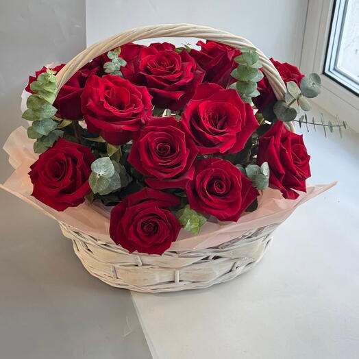 Корзина с красными розами