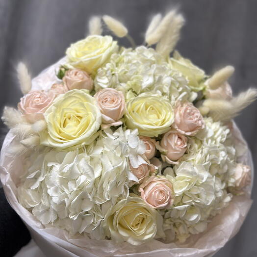 Гортензия и розы