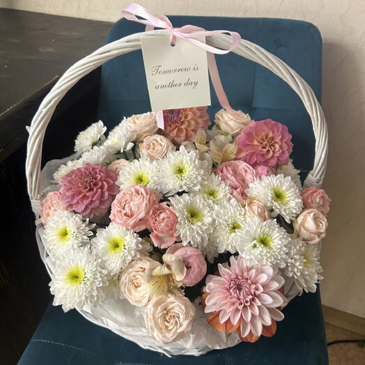 Корзина с цветами 🌸🌺георгины и хризантема🌸🌹