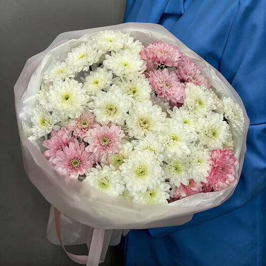 Букет из белых и розовых хризантем