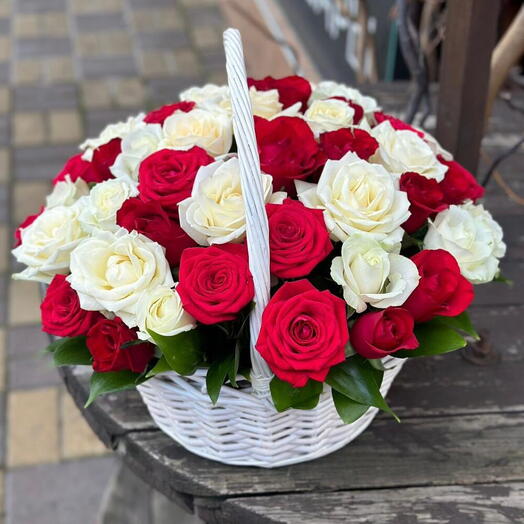Яркая корзина с розами🌸