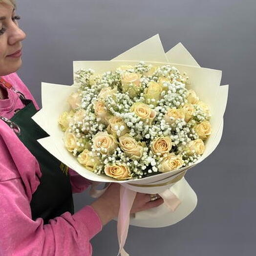 023 Букет из 27 роз Шарман и гипсофилы