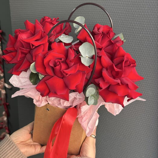 Стильная композиция в сумочке с ажурными розами и эвкалиптом
