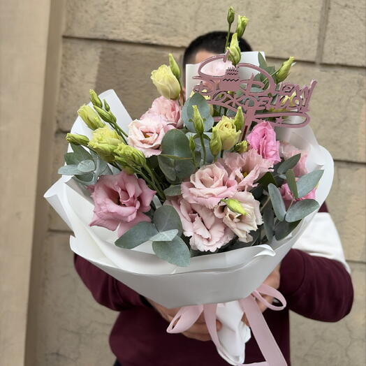 Моно из розовых эустом и эвкалипта с топпером с днем рождения 🎊