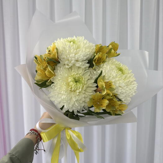 «Белые хризантемы и жёлтые альстромерии» 🌼🤍