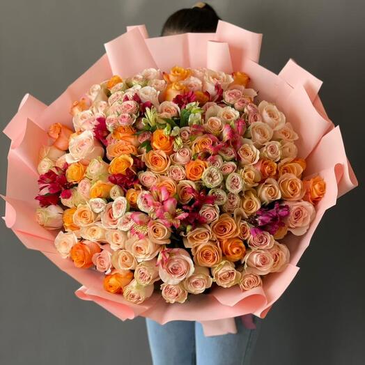 Роскошный букет из 151 розы
