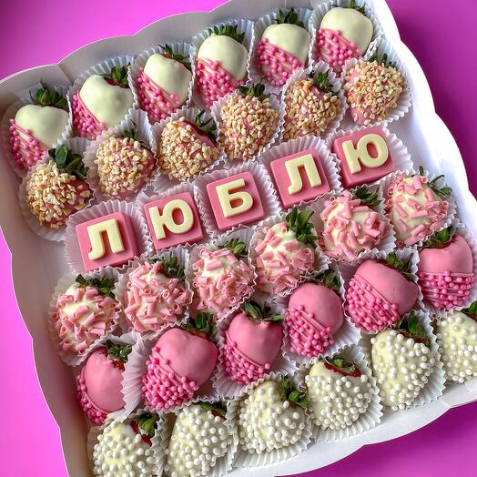 Conjunto de fresas cubiertas de chocolate y letras de Amor