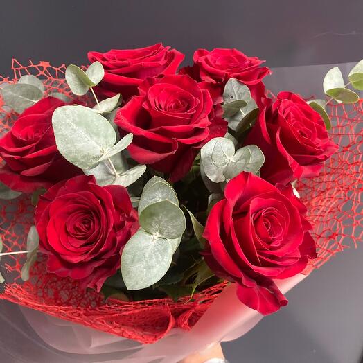 Ramo de rosas rojas con eucalipto