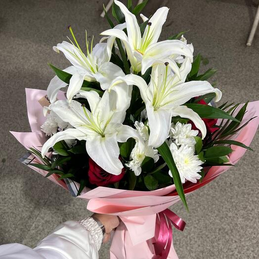 Букет с лилиями