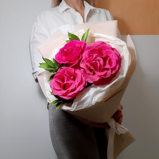 Fragrant roses with a chic large bud