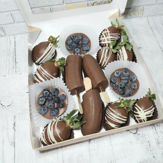Fresas cubiertas de chocolate +arándanos, plátanos