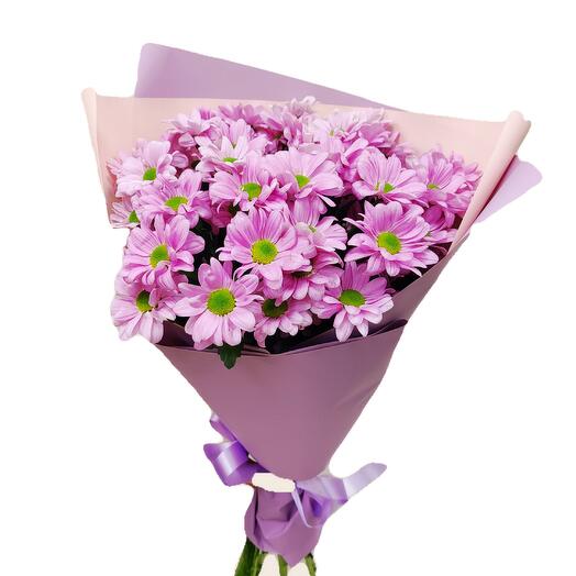 Нежный букет кустовых розовых хризантем в изысканной розовой упаковке