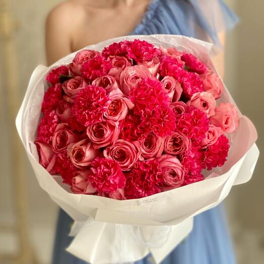 Яркий букет пионовидных роз и диантусов Pink Feelings