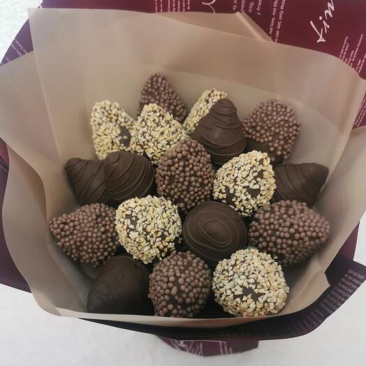Chocolate-covered strawberries "Enchantress"