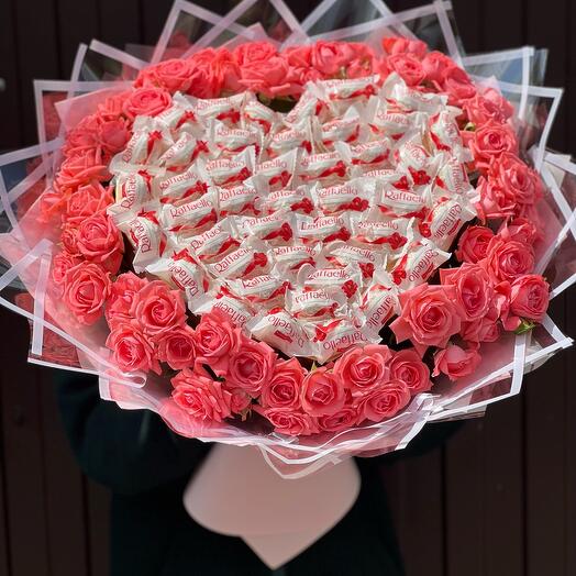 Букет кустовых роз и Raffaello