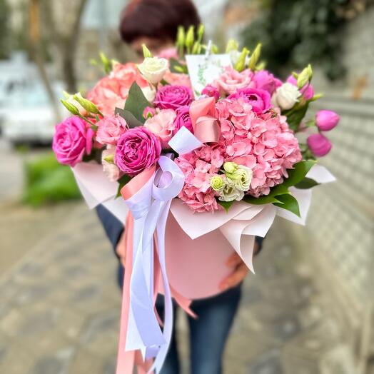 Цветы в коробке из эустомы и гортензи