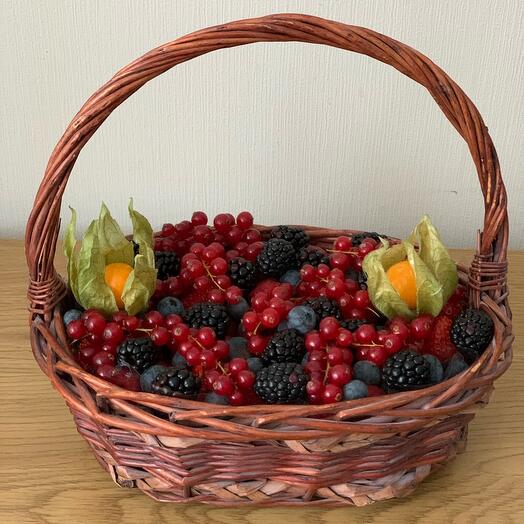 Корзина из ягод