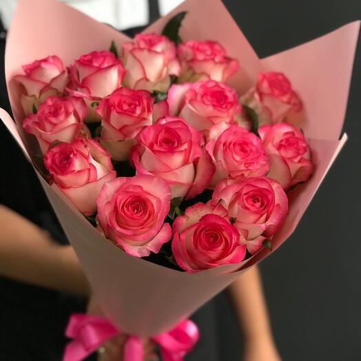 15 бело-розовых роз