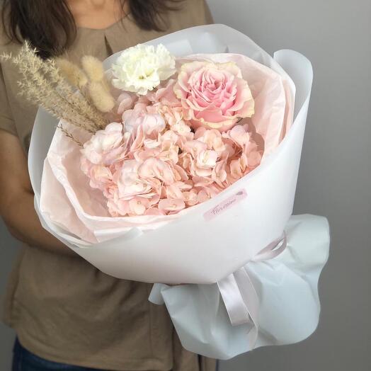 Букет из гортензии, гвоздики и розы Пинк Мондиаль (Pink Mondial)