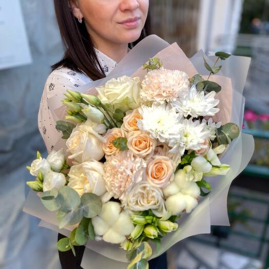 Vanilla sky is a composite bouquet with a fragrant rose