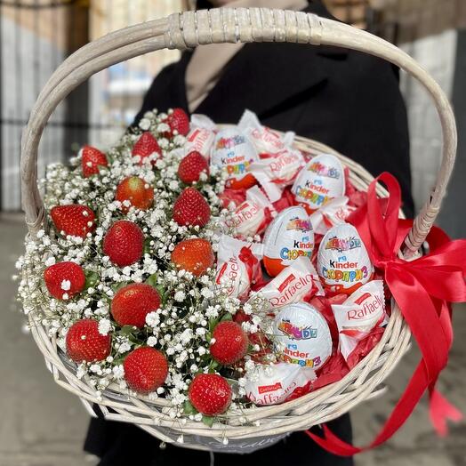 Корзина с клубникой киндерами и рафаэлло
