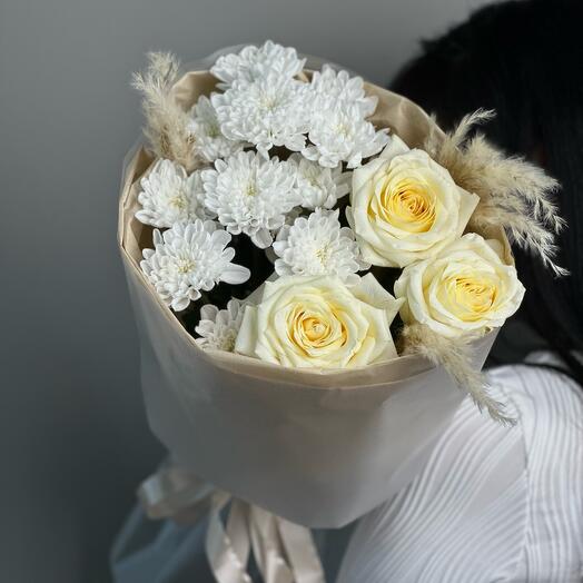 Delicado ramo de larga Duración con crisantemo y rosas en forma de peonía