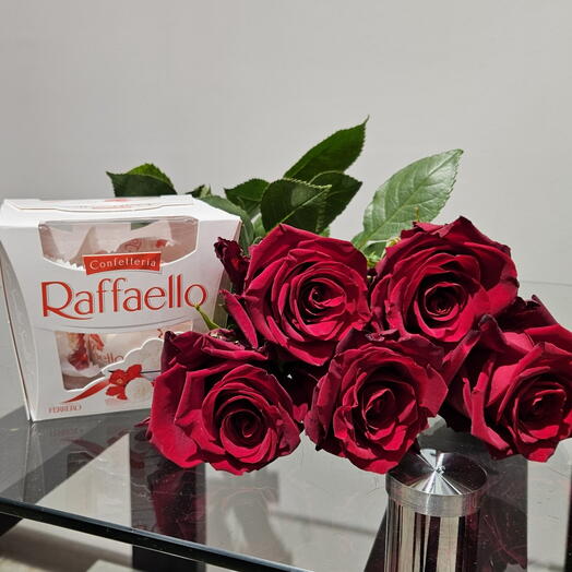 Raffaello surprise with red roses