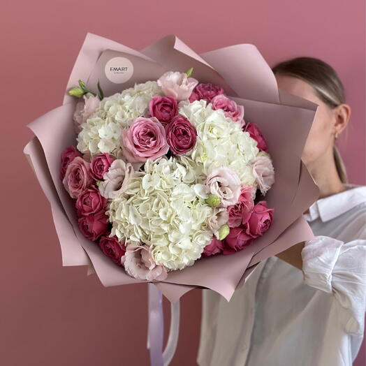 Авторский букет из гортензии и пионовидной розы «Мэдиссон»