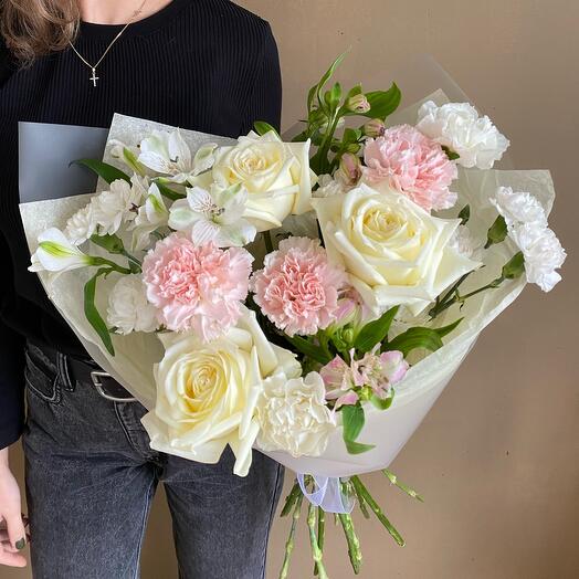 Нежный букет с розой и диантусом