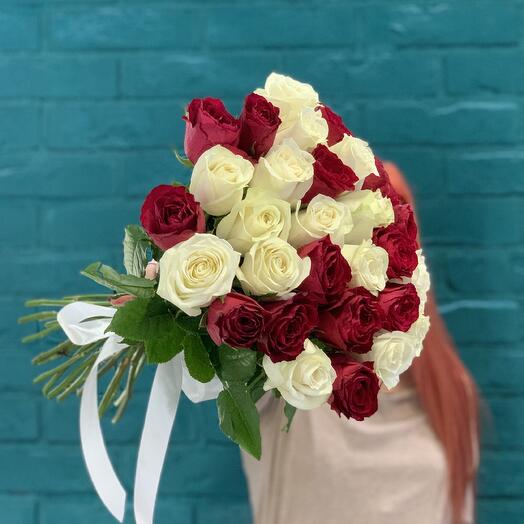 Букет из 29 роз (белые и красные)