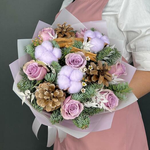 Новогодний букет. Ветки Нобилиса (ель), фиолетовые Розы, кедровые Шишки и палочки Корицы