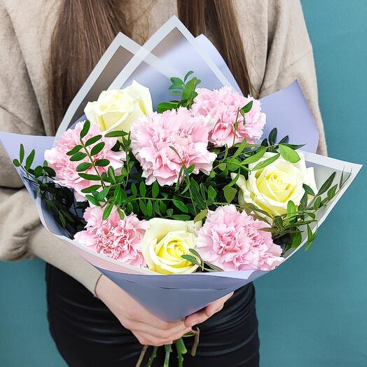 Нежно розовые диантусы в сочетании с розой🌸