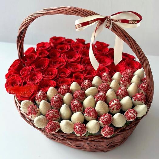 Подарочная корзина с клубникой