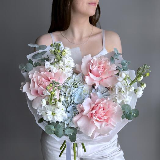 Нежный букет французская роза, маттиола, гортензия и эвкалипт