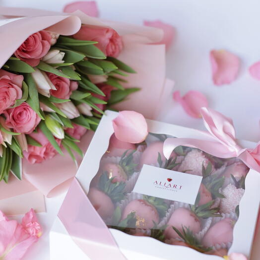 Set of Choco-Strawberries and Flowers