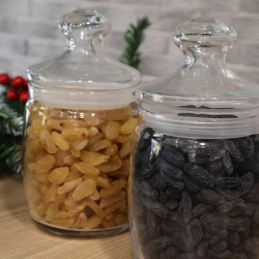Set yellow and black raisins