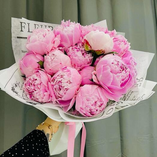 Букет из розовых пионов