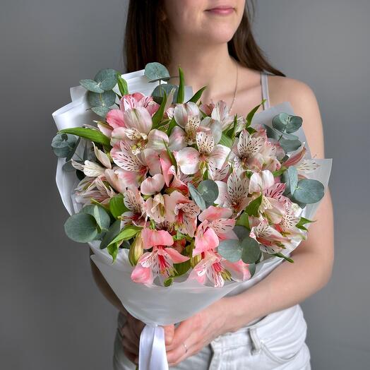 Delicado ramo rosa alstroemeria y eucalipto
