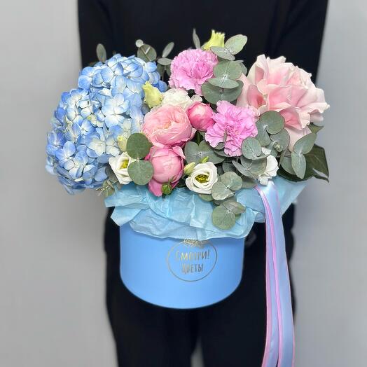 Box with blue hydrangea, peony-shaped Silva roses and French rose