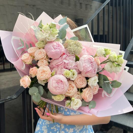 Elegante ramo de peonías y rosas arbustivas
