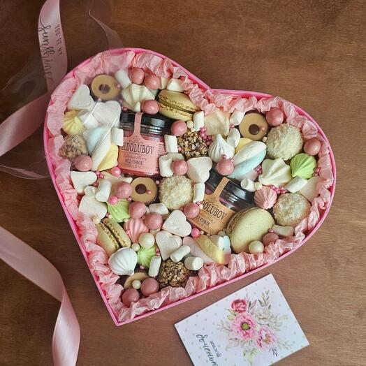 Сладкий бокс сердце с зефиром и конфетами
