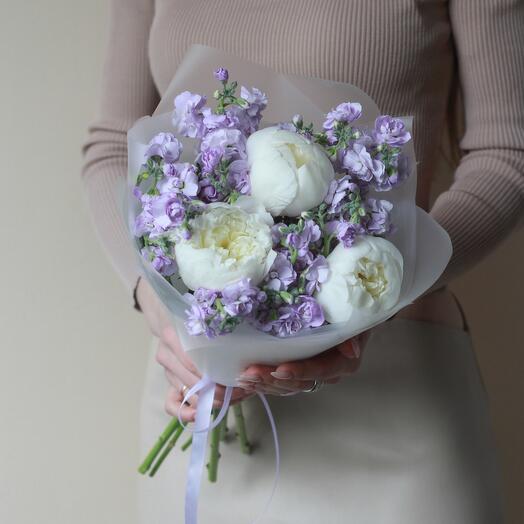 Авторский букет с белыми пионами и кустовой маттиолой. Букет 365 Flowering Palm