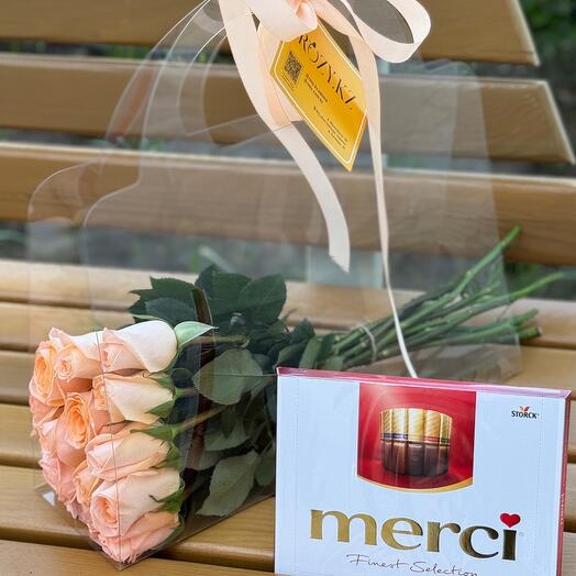 Сумочка из 15 персиковых роз и Merci