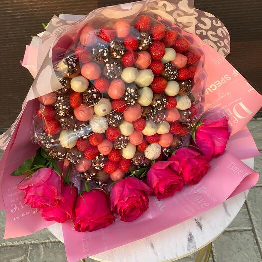Букет из клубники в бельгийском шоколаде с розами