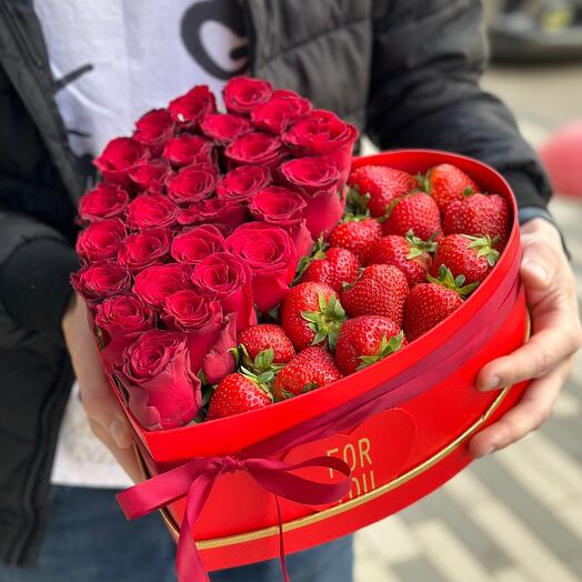 Сердце с розами и клубникой