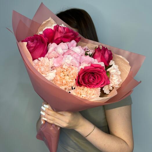 Hortensia con rosas y Dianthus