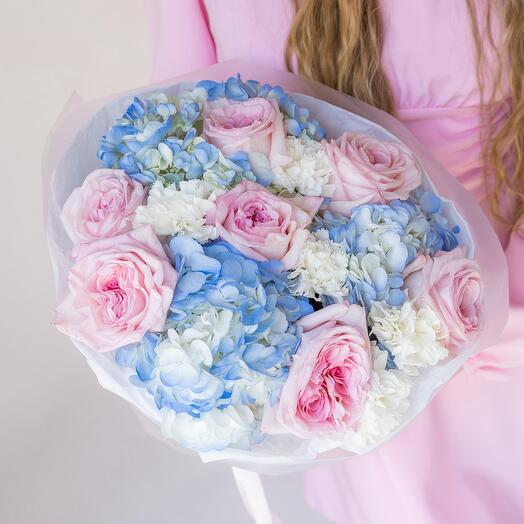 Букет из гортензий и пионовидных садовых роз💗