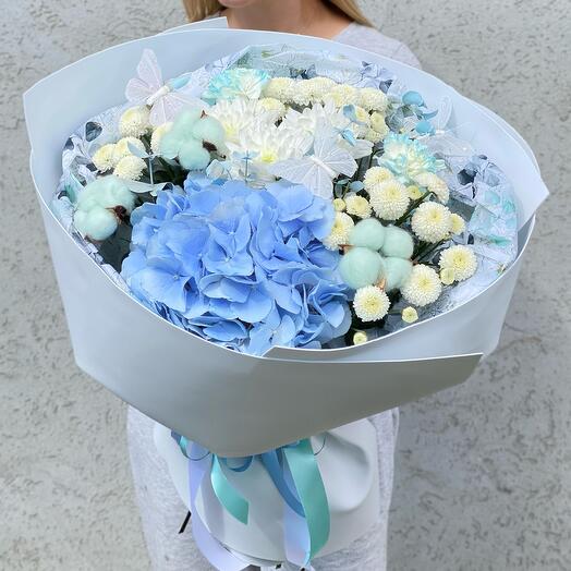 Нежно-голубой/синий букетик с гортензией, стойкими хризантемами и диантусами, хлопком и бабочками