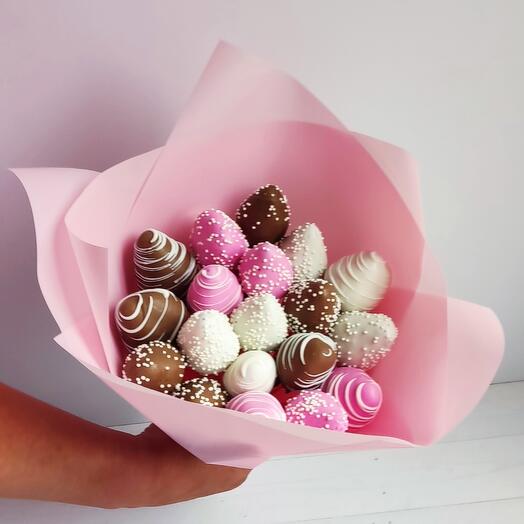 Bouquet of chocolate-covered strawberries/